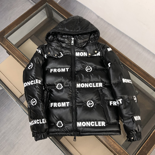 モンクレール  ダウンジャケットアウター スーパーコピー  MONCLERロゴのダウンジャケット - スタイリッシュな暖かさ