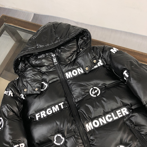 モンクレール  ダウンジャケットアウター スーパーコピー  MONCLERロゴのダウンジャケット - スタイリッシュな暖かさ