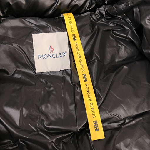 モンクレール  ダウンジャケットアウター スーパーコピー  MONCLERロゴのダウンジャケット - スタイリッシュな暖かさ