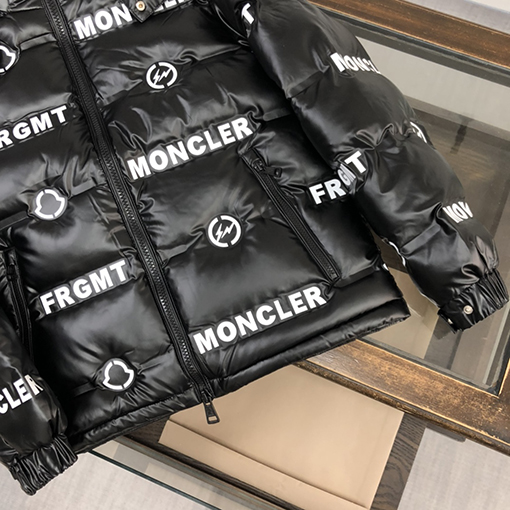 モンクレール  ダウンジャケットアウター スーパーコピー  MONCLERロゴのダウンジャケット - スタイリッシュな暖かさ