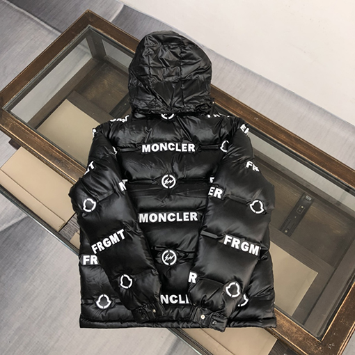 モンクレール  ダウンジャケットアウター スーパーコピー  MONCLERロゴのダウンジャケット - スタイリッシュな暖かさ