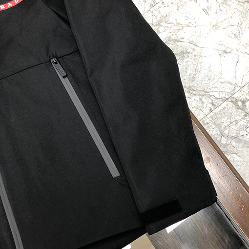 プラダ ダウンジャケットスーパーコピー PRADA ミニマリストスタイルのダウンジャケット