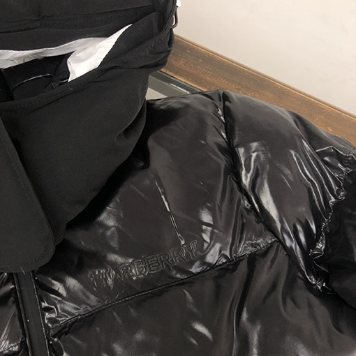 バーバリー ダウンジャケット スーパーコピー BURBERRY ロゴ入りフードつきダウンジャケット スタイリッシュでカッコいい