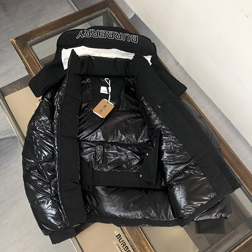 バーバリー ダウンジャケット スーパーコピー BURBERRY ロゴ入りフードつきダウンジャケット スタイリッシュでカッコいい