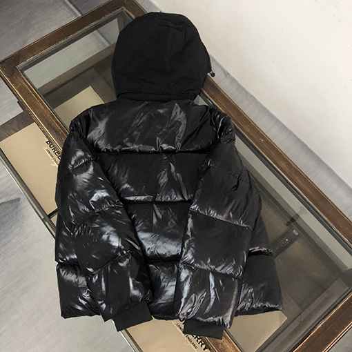 バーバリー ダウンジャケット スーパーコピー BURBERRY ロゴ入りフードつきダウンジャケット スタイリッシュでカッコいい
