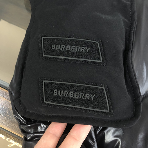 バーバリー ダウンジャケット スーパーコピー BURBERRY ロゴ入りフードつきダウンジャケット スタイリッシュでカッコいい