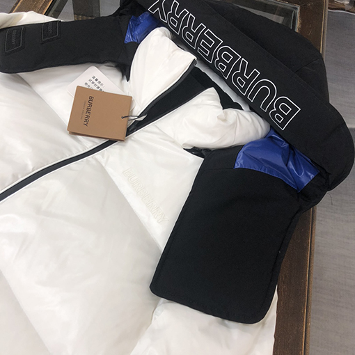 バーバリー ダウンジャケット スーパーコピー BURBERRY ロゴ入りフードつきダウンジャケット スタイリッシュでカッコいい