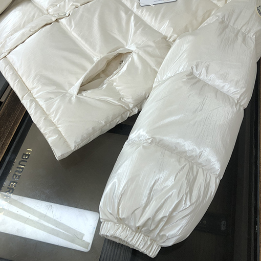 モンクレール ダウンジャケットアウター スーパーコピー MONCLER Gaouシリーズの高品質な羽毛ジャケット 豪華で保温性も一流