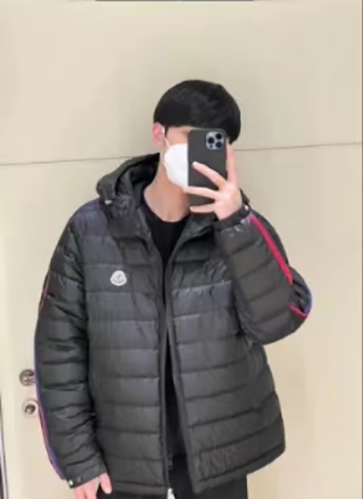 モンクレール  ダウンジャケットアウター コピー  MONCLER ストライプエッジとロゴデザインのフードつきダウンジャケット  驚異的なふんわり感と保温性