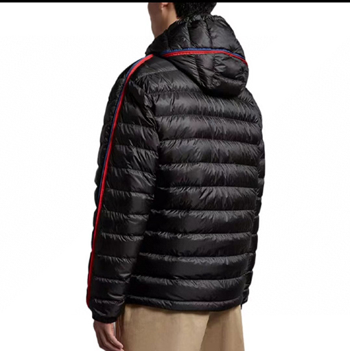 モンクレール  ダウンジャケットアウター コピー  MONCLER ストライプエッジとロゴデザインのフードつきダウンジャケット  驚異的なふんわり感と保温性