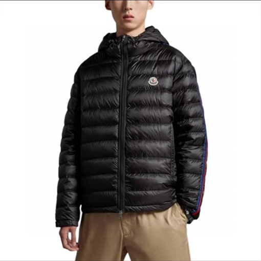 モンクレール  ダウンジャケットアウター コピー  MONCLER ストライプエッジとロゴデザインのフードつきダウンジャケット  驚異的なふんわり感と保温性