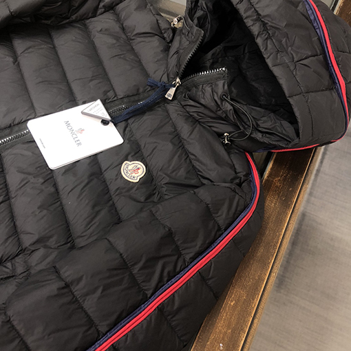 モンクレール  ダウンジャケットアウター コピー  MONCLER ストライプエッジとロゴデザインのフードつきダウンジャケット  驚異的なふんわり感と保温性