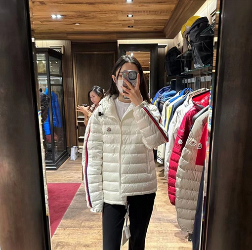 モンクレール  ダウンジャケットアウター コピー  MONCLER ストライプエッジとロゴデザインのフードつきダウンジャケット  驚異的なふんわり感と保温性