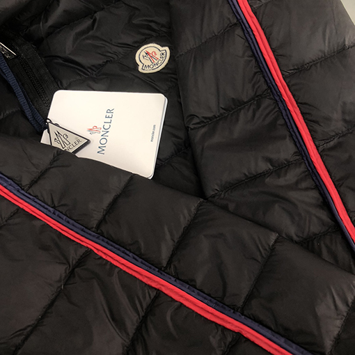 モンクレール  ダウンジャケットアウター コピー  MONCLER ストライプエッジとロゴデザインのフードつきダウンジャケット  驚異的なふんわり感と保温性