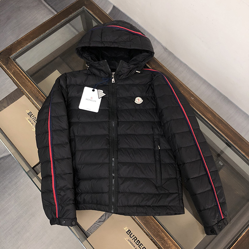 モンクレール  ダウンジャケットアウター コピー  MONCLER ストライプエッジとロゴデザインのフードつきダウンジャケット  驚異的なふんわり感と保温性
