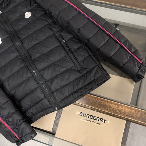 モンクレール  ダウンジャケットアウター コピー  MONCLER ストライプエッジとロゴデザインのフードつきダウンジャケット  驚異的なふんわり感と保温性