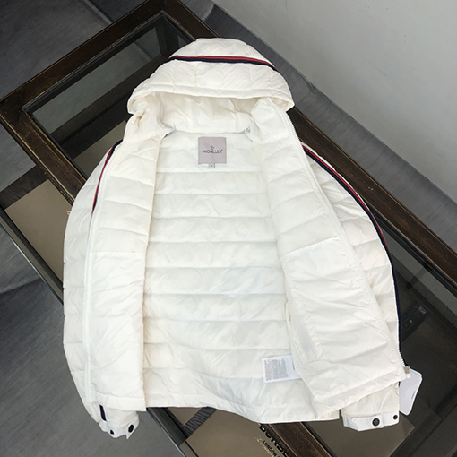 モンクレール  ダウンジャケットアウター コピー  MONCLER ストライプエッジとロゴデザインのフードつきダウンジャケット  驚異的なふんわり感と保温性