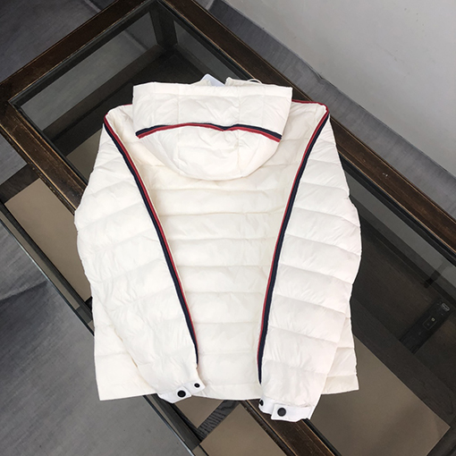モンクレール  ダウンジャケットアウター コピー  MONCLER ストライプエッジとロゴデザインのフードつきダウンジャケット  驚異的なふんわり感と保温性