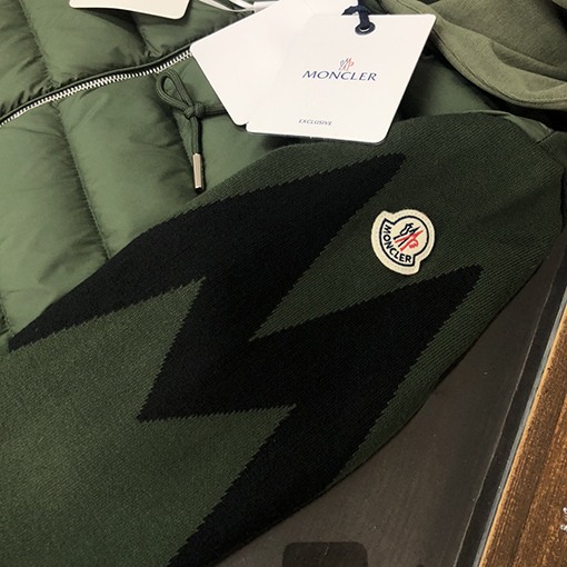 モンクレール  ダウンジャケット スーパーコピー MONCLER  ダウンジャケット とニットの組み合わせ ファッショナブルなフーディーコート