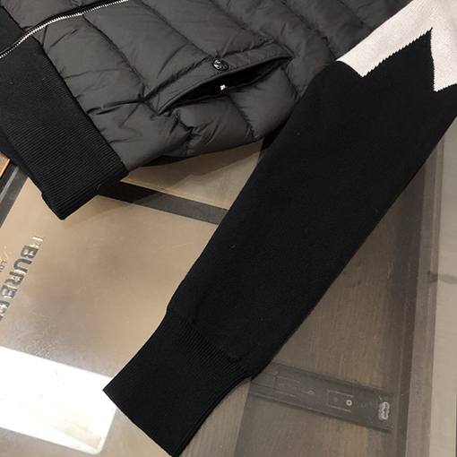 モンクレール  ダウンジャケット スーパーコピー MONCLER  ダウンジャケット とニットの組み合わせ ファッショナブルなフーディーコート