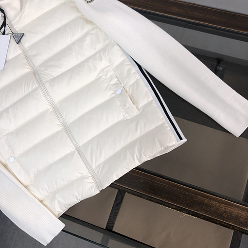 モンクレール ダウンジャケットMONCLER ニットとダウンのコンビネーション - 豪華で洗練されたアウターウェア