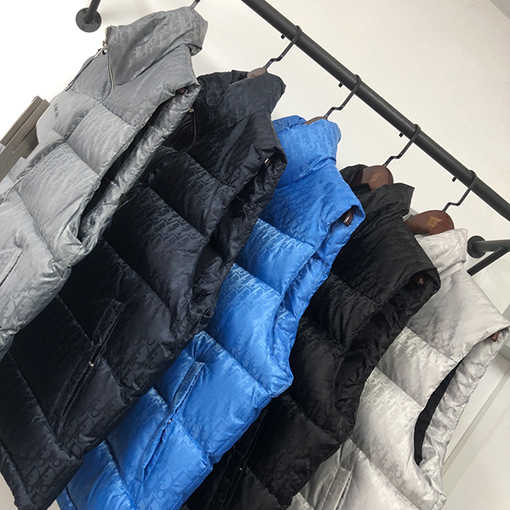 ディオールダウンベスト スーパーコピー  DIORフルプリントのダウンベスト 香港正規店での購入と1:1の精密な再現