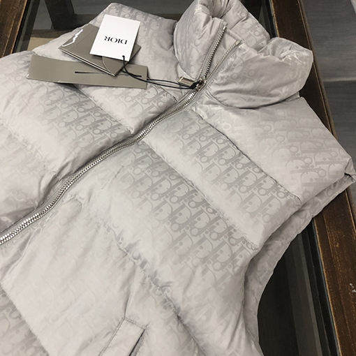 ディオールダウンベスト スーパーコピー  DIORフルプリントのダウンベスト 香港正規店での購入と1:1の精密な再現