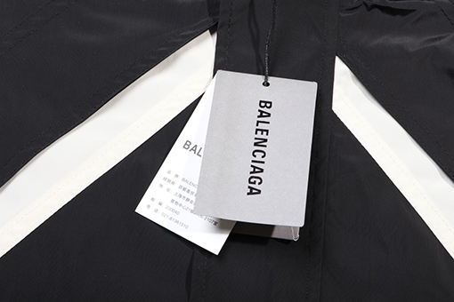 バレンシアガ ジャケット アウター BALENCIAGA  ロゴプリント入りウィンドブレーカー、ゆったりとしたデザイン