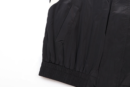 バレンシアガ ジャケット アウター BALENCIAGA  ロゴプリント入りウィンドブレーカー、ゆったりとしたデザイン