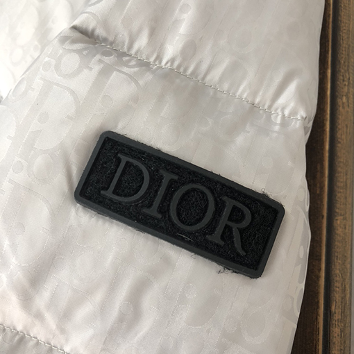 ディオール  ダウンジャケット DIOR  スーパーコピー   プフプフ感たっぷりのロゴダウンジャケット、カップルで冬の寒さに備えよう