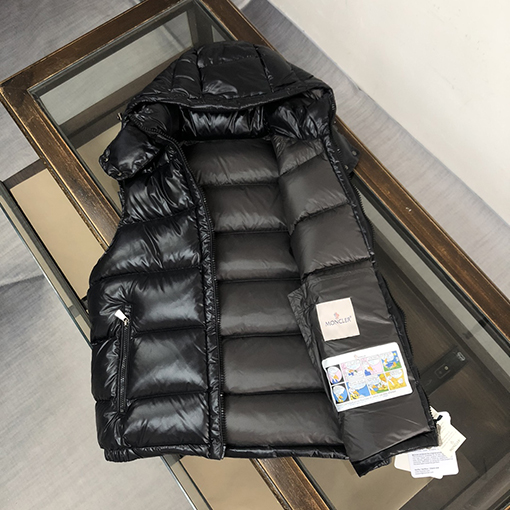 モンクレールダウンベストスーパーコピー 今季大ヒット 個性的なストリートパンクスタイルのカップル仕様ダウンベスト