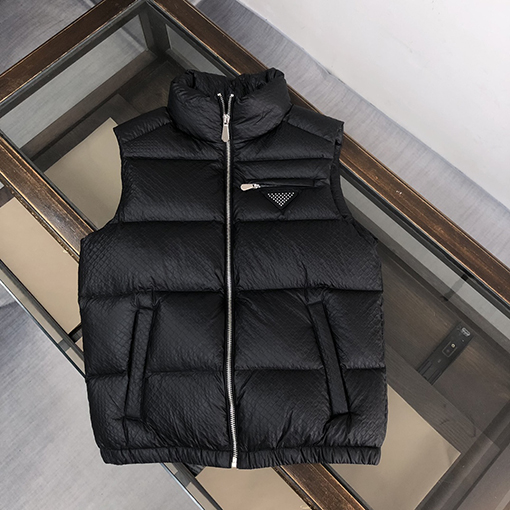 プラダ ダウンベストスーパーコピー PRADA最新の軽量機能性アウターベスト 快適さを兼ね備えた最新アイテム