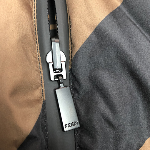 フェンディ ダウンベストスーパーコピー  Fendiのクラシックカラーとデザイン  両面ダウン ベスト