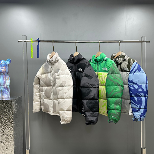ノースフェイス X KAWSコラボレーション1996Nuptse ダウンジャケット