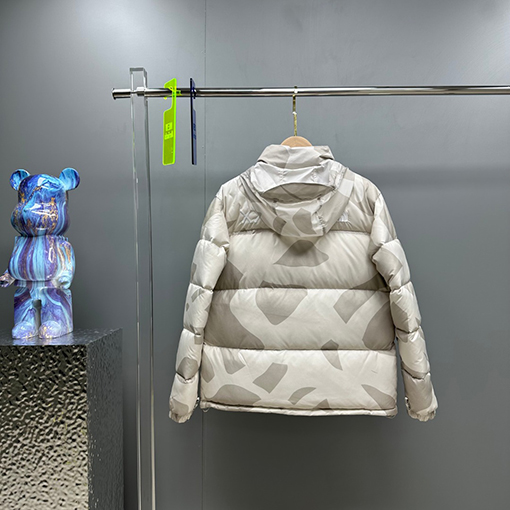 ノースフェイス X KAWSコラボレーション1996Nuptse ダウンジャケット