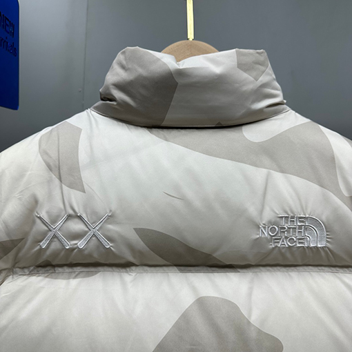 ノースフェイス X KAWSコラボレーション1996Nuptse ダウンジャケット