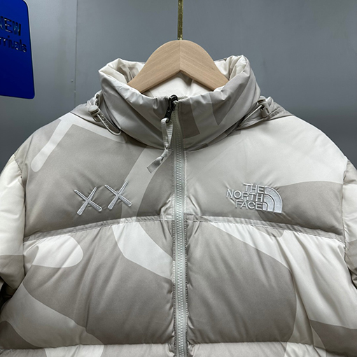 ノースフェイス X KAWSコラボレーション1996Nuptse ダウンジャケット