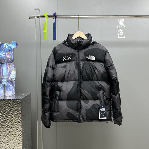 ノースフェイス X KAWSコラボレーション1996Nuptse ダウンジャケット