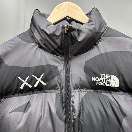 ノースフェイス X KAWSコラボレーション1996Nuptse ダウンジャケット