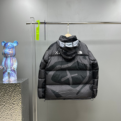 ノースフェイス X KAWSコラボレーション1996Nuptse ダウンジャケット