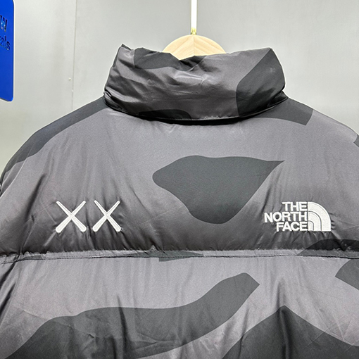 ノースフェイス X KAWSコラボレーション1996Nuptse ダウンジャケット