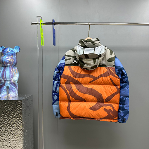 ノースフェイス X KAWSコラボレーション1996Nuptse ダウンジャケット