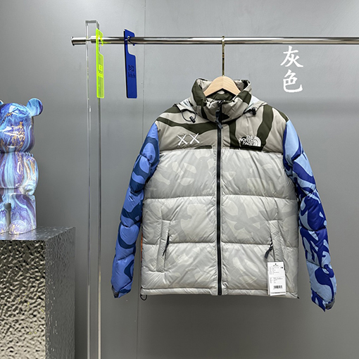ノースフェイス X KAWSコラボレーション1996Nuptse ダウンジャケット