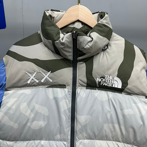 ノースフェイス X KAWSコラボレーション1996Nuptse ダウンジャケット