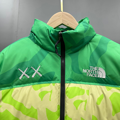 ノースフェイス X KAWSコラボレーション1996Nuptse ダウンジャケット