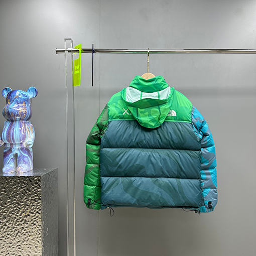 ノースフェイス X KAWSコラボレーション1996Nuptse ダウンジャケット