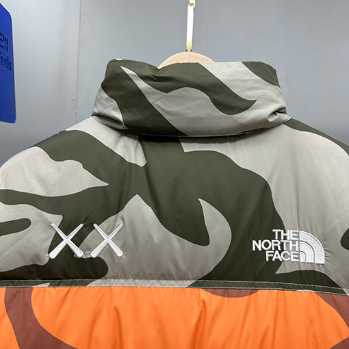 ノースフェイス X KAWSコラボレーション1996Nuptse ダウンジャケット