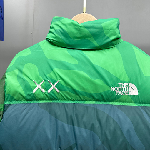 ノースフェイス X KAWSコラボレーション1996Nuptse ダウンジャケット