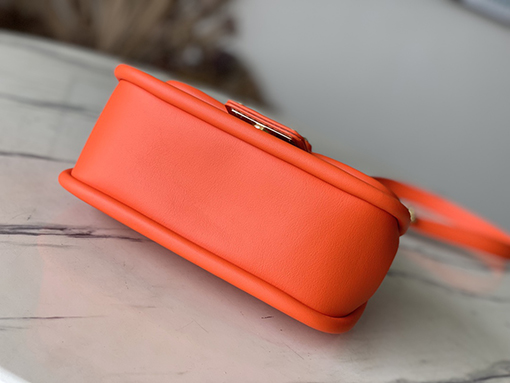 ヴィトン ショルダー バック コピー Hide & Seek  明るいエピ レザーで彩られた贅沢なアクセサリー M22723 オレンジカラー