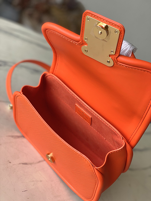 ヴィトン ショルダー バック コピー Hide & Seek  明るいエピ レザーで彩られた贅沢なアクセサリー M22723 オレンジカラー